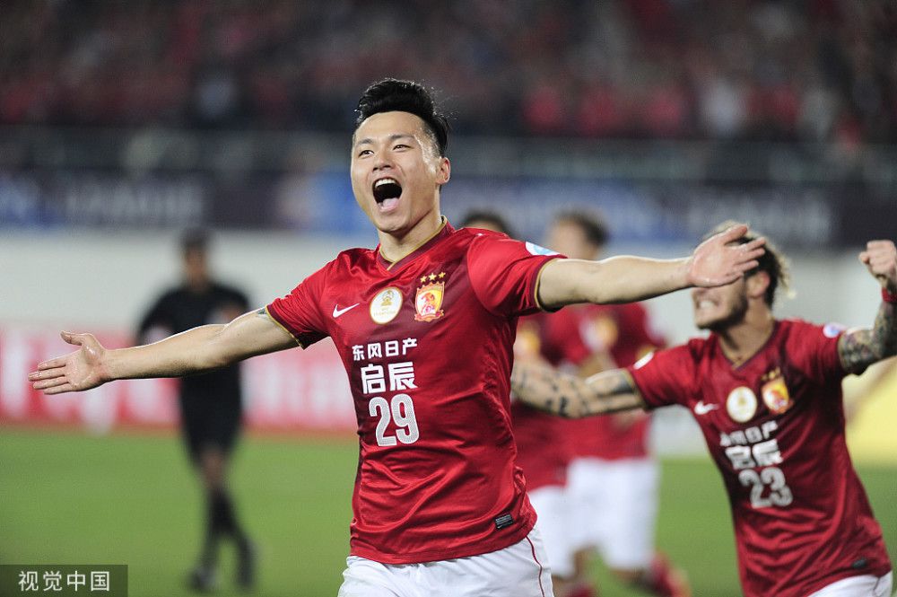 杨华安和杨华林赶紧从长条凳上站起来躲。